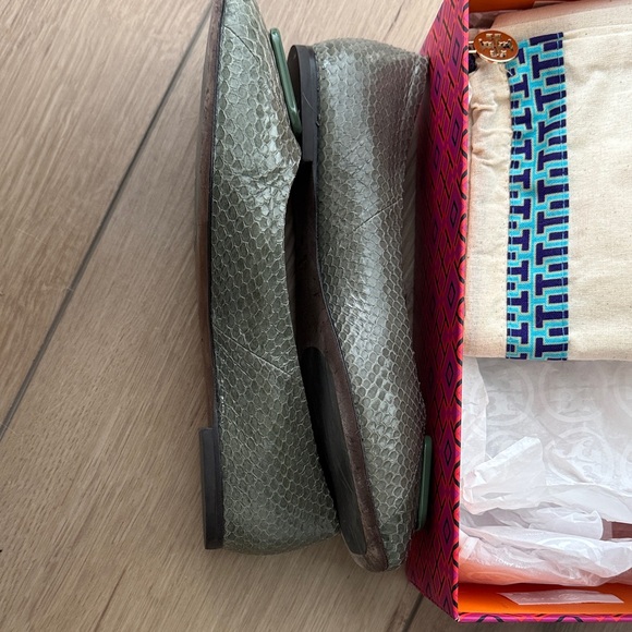 Tory Burch Georgia Ballet Flats in Palm Leaf with Logo Accent Size 7 - Picture 2 of 9